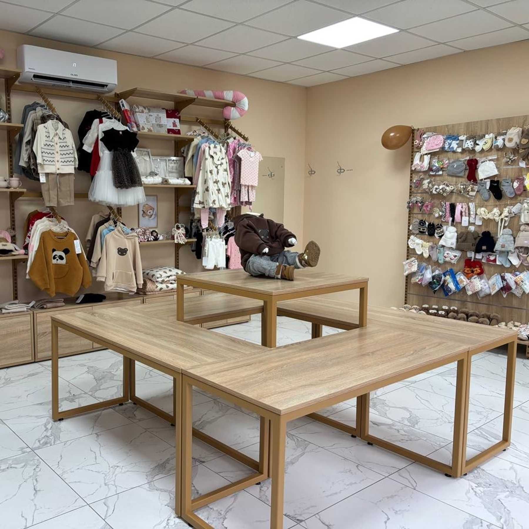 Вітрина для магазину одягу. Торгові меблі для магазинів