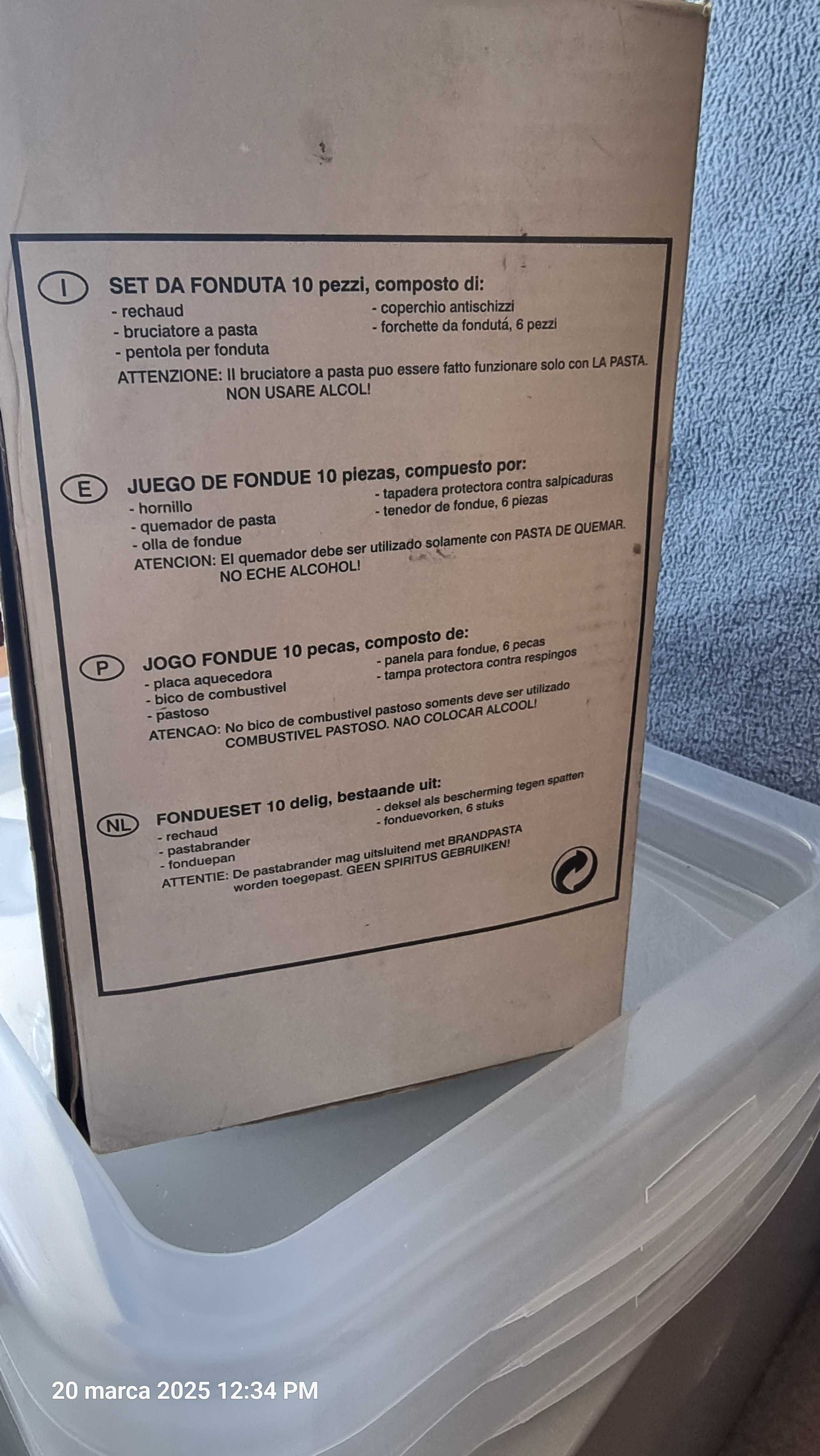 Zestaw do fondu ze stali nierdzewnej.