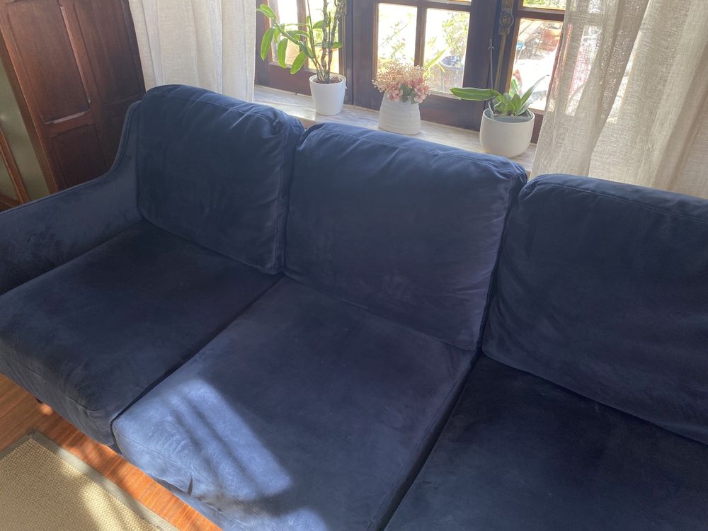 Sofa azul de veludo