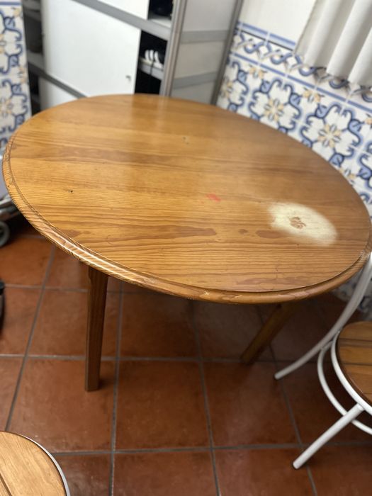 Mesa redonda com 4 cadeiras