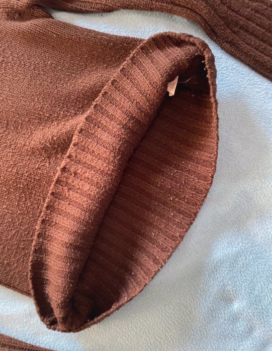 camisola em V de malha castanha escura da Zara.