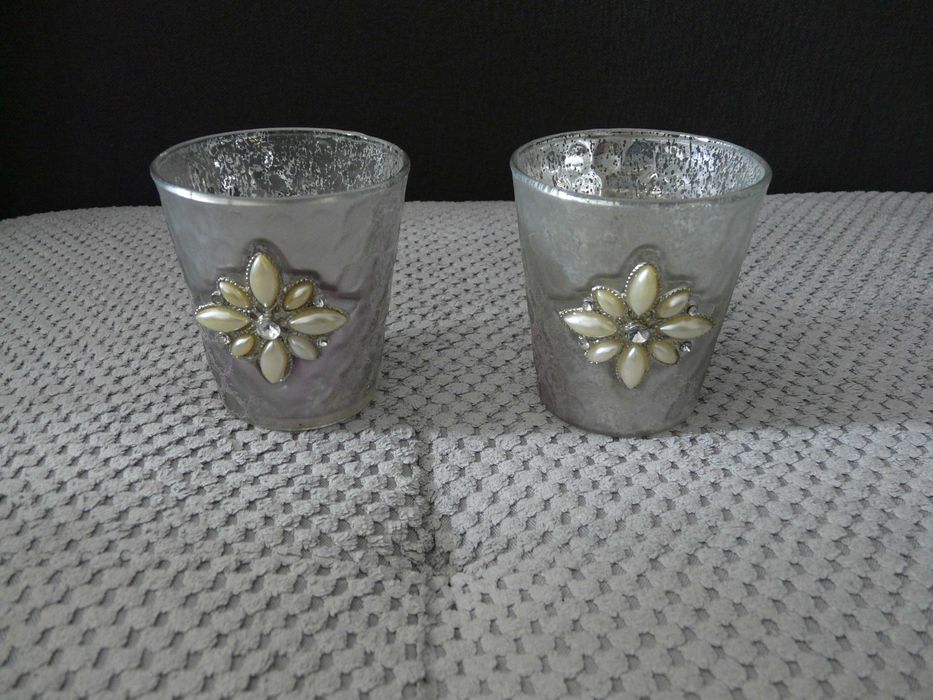 Dwa szklane srebrne świeczniki z piękną ozdobą kwiat na tealighty