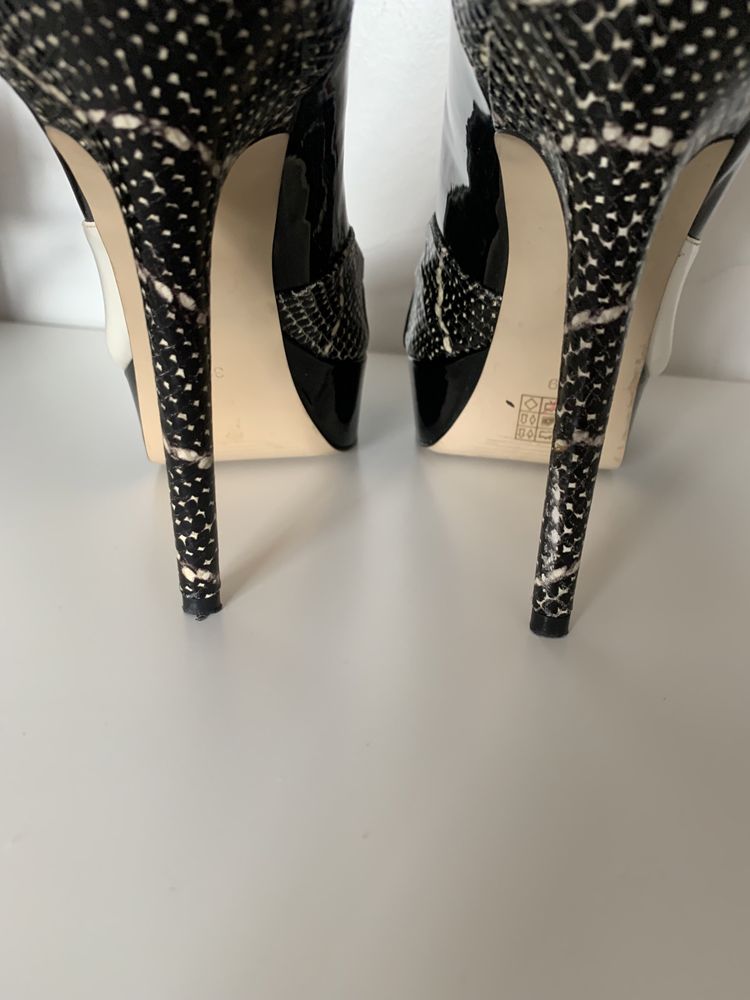 Sapatos de salto alto GUESS