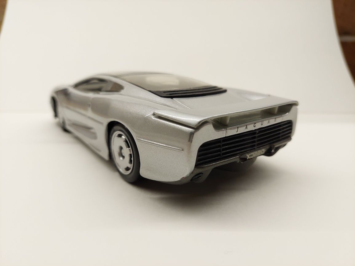 Model auta Jaguar XJ220   1,24