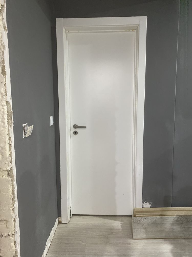 Porta com dobradiças e fechadura