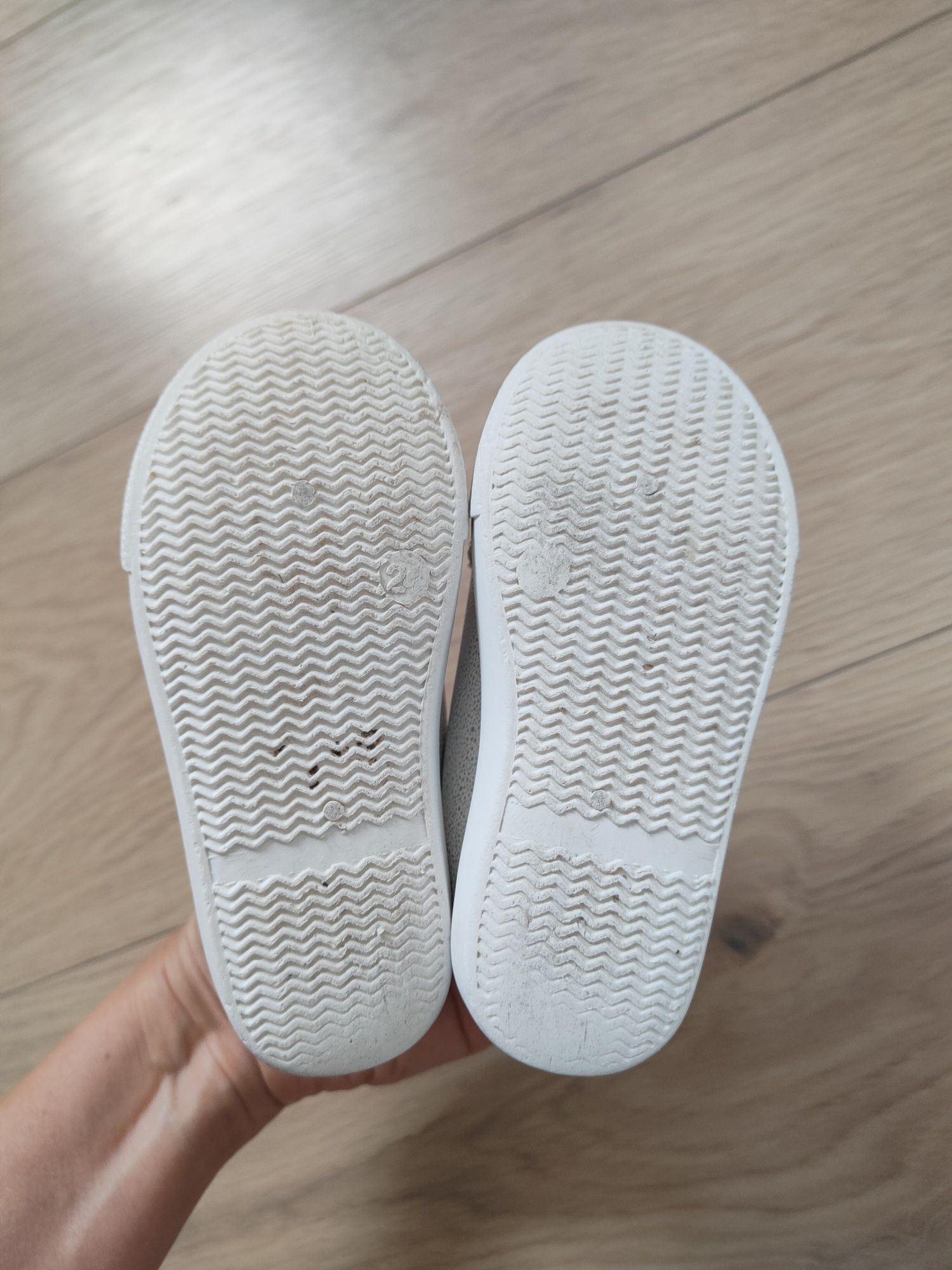 Srebrne sneakersy trampki 24