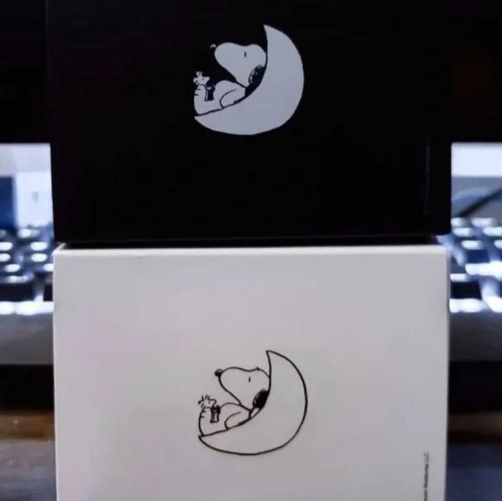 Ekskluzywne SO33B700 - Snoopy x Omega x Swatch Collab