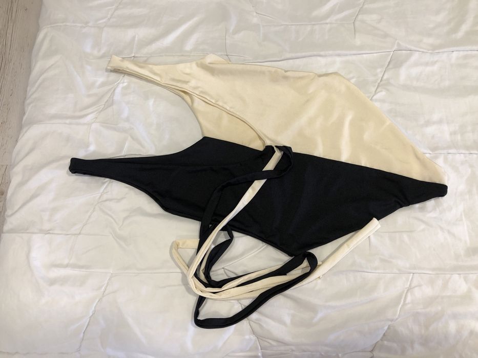 Купальник суцільний стильний.