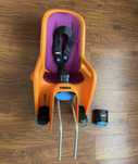 Thule fotelik rowerowy z tylu RideAlong Ride Along orange pomaranczowy