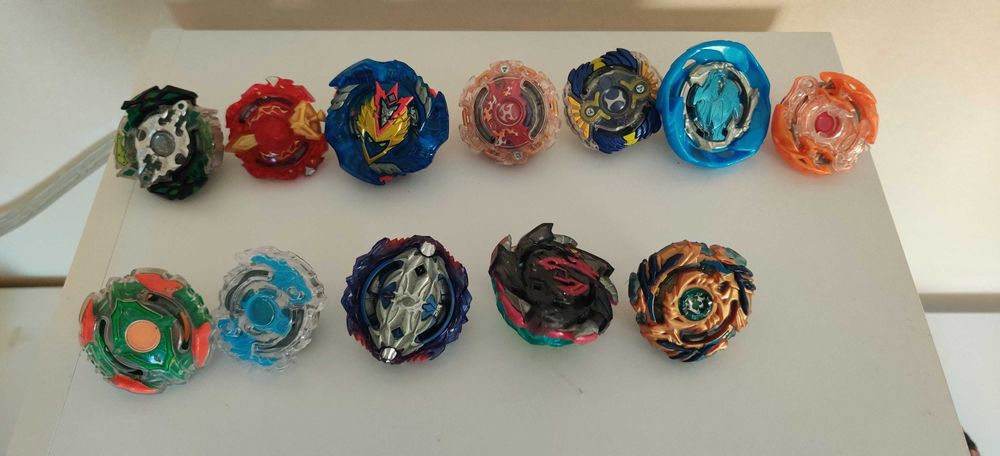 Арена Бейблейд з іграшками