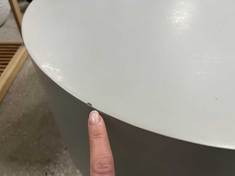 Okrągły metalowy stolik kawowy Metdrum w kolorze jasnoszarym Ø60xH30cm