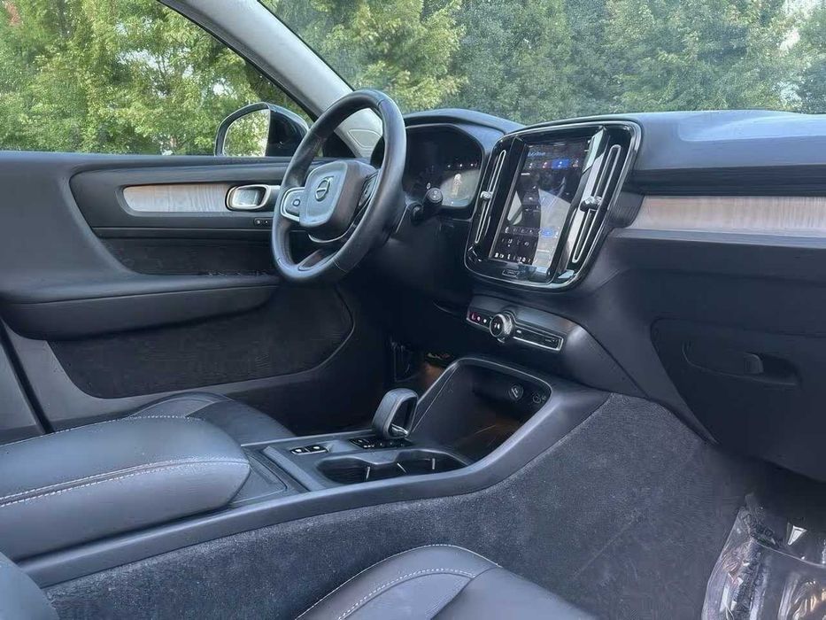 Volvo XC40      2024