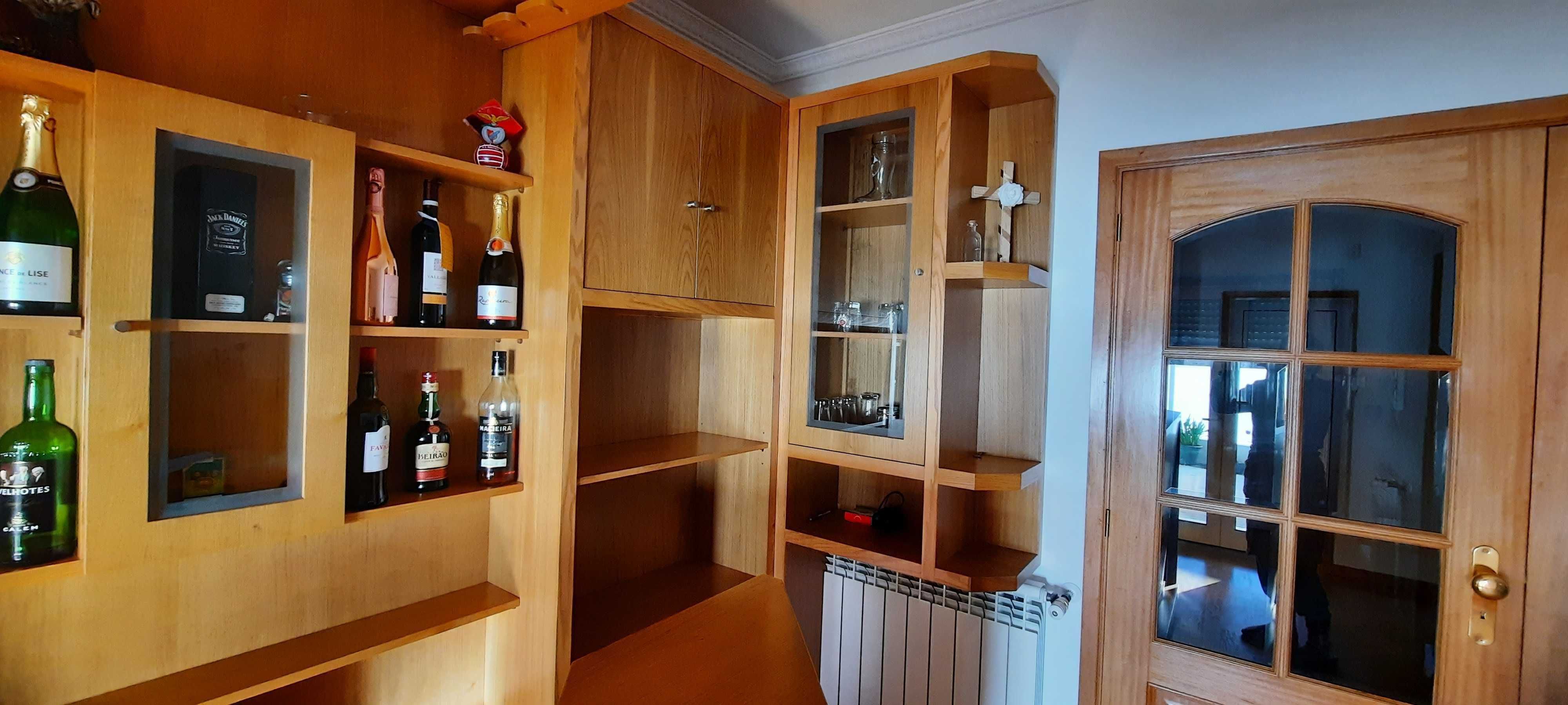 Móvel bar com pouco uso