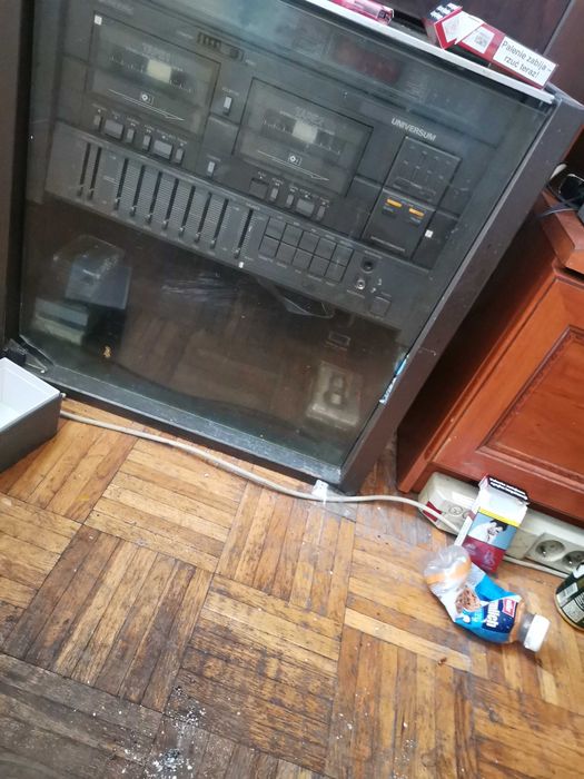 Duża wieża do słuchania