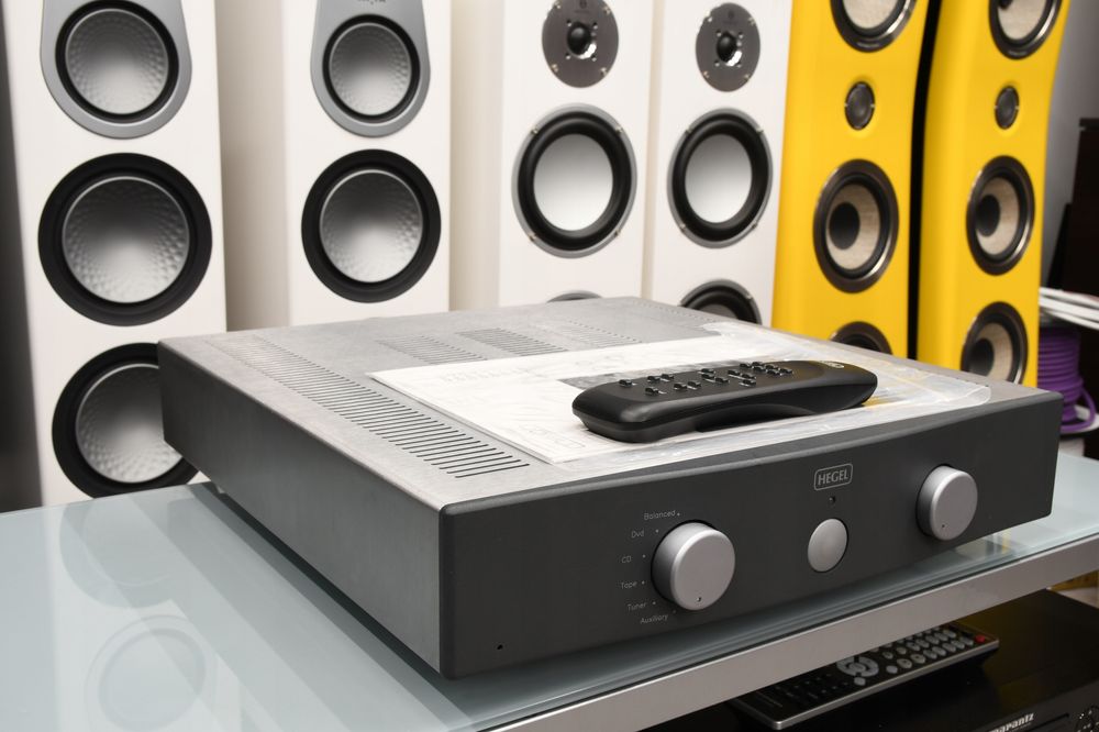 Zadbany wzmacniacz stereo Hegel H1 z XLR + pilot