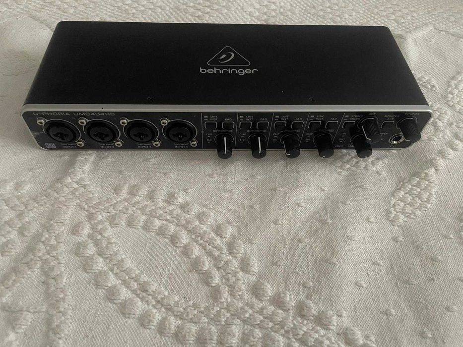 Behringer UMC404HD (Ver Descrição)
