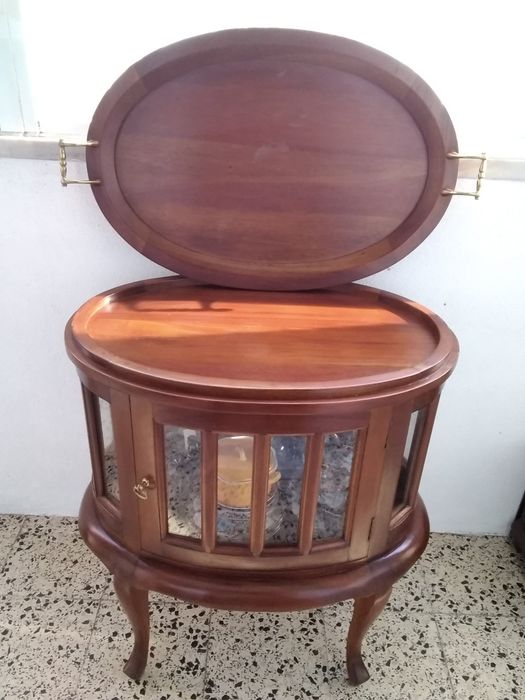 Móvel Bar em madeira maciça com tabuleiro.