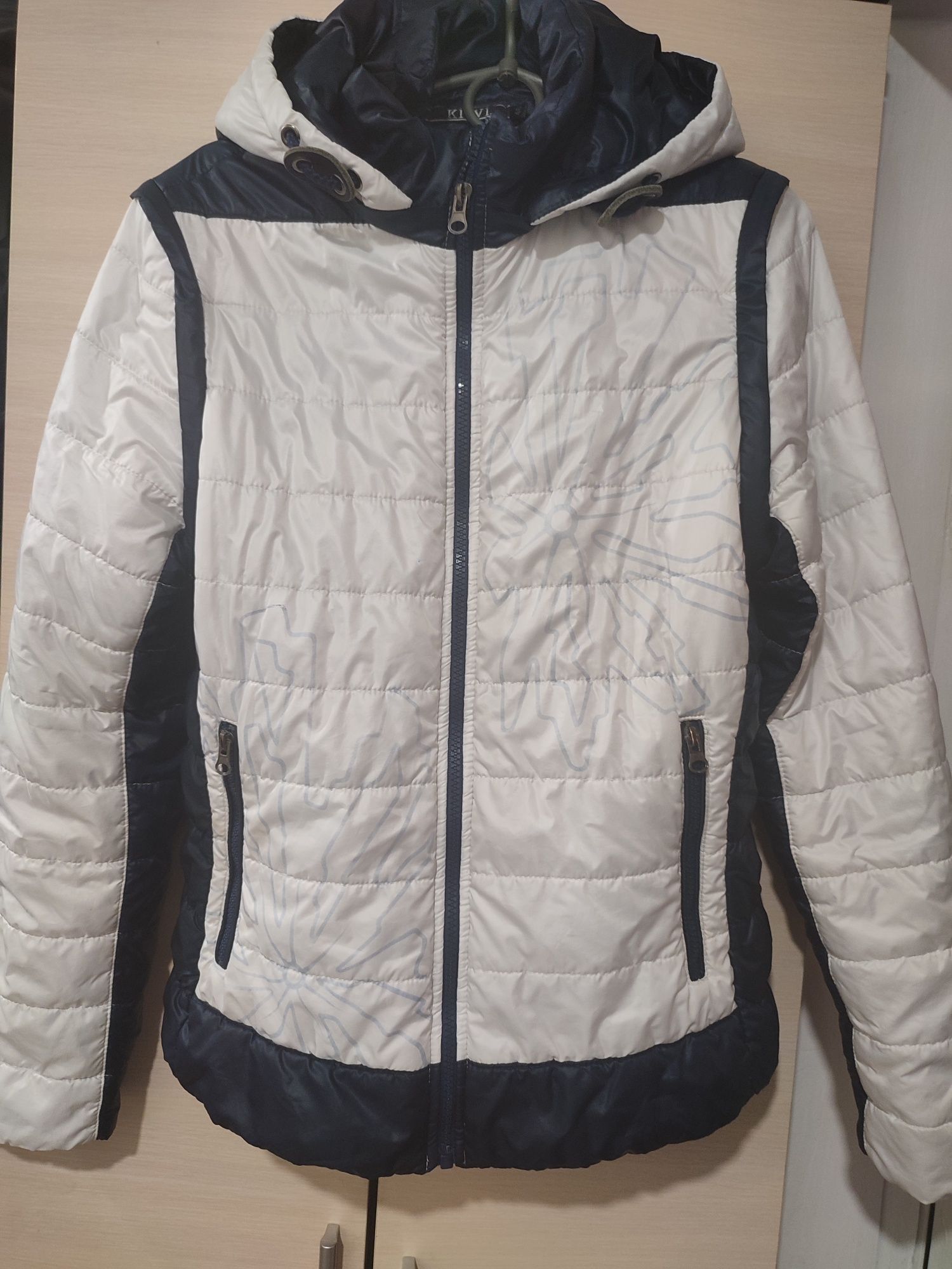 Продам женскую белую жилетку-куртку (трансформер) осень-весна. Жіноча