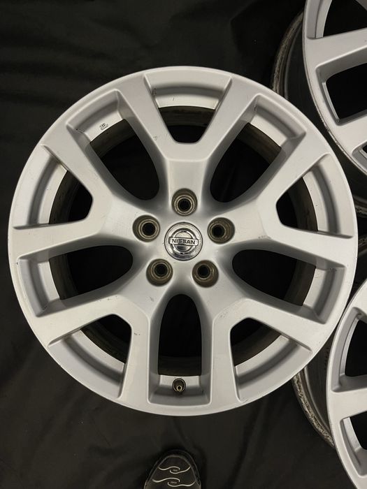 Диски R18 5x114.3 Et40 7J. Nissan Rogue X-trail Qashqai Juke Altima