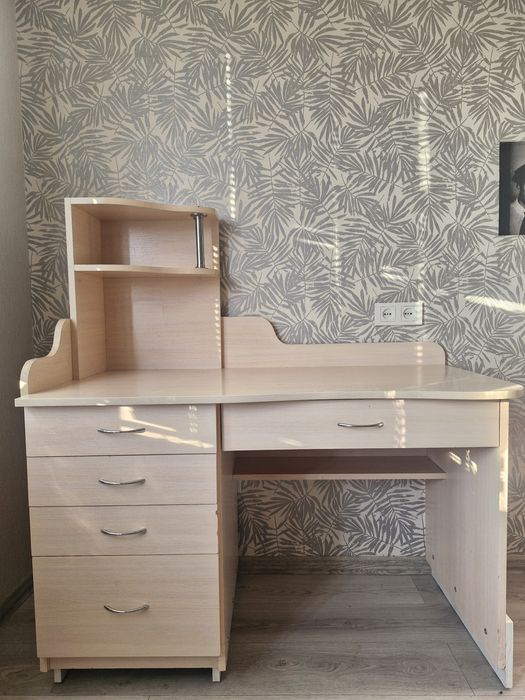 Стіл з надставкою світлий