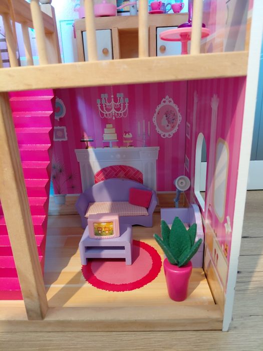 Drewniany domek barbie.