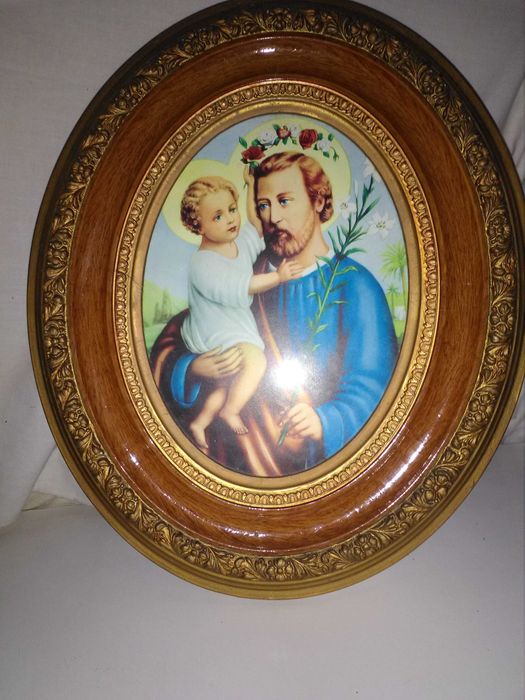 Bonito quadro com moldura oval .