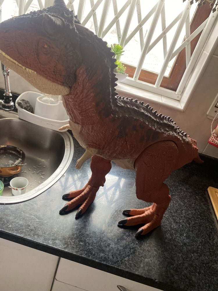 Vendo 2 dinossauros de brincar