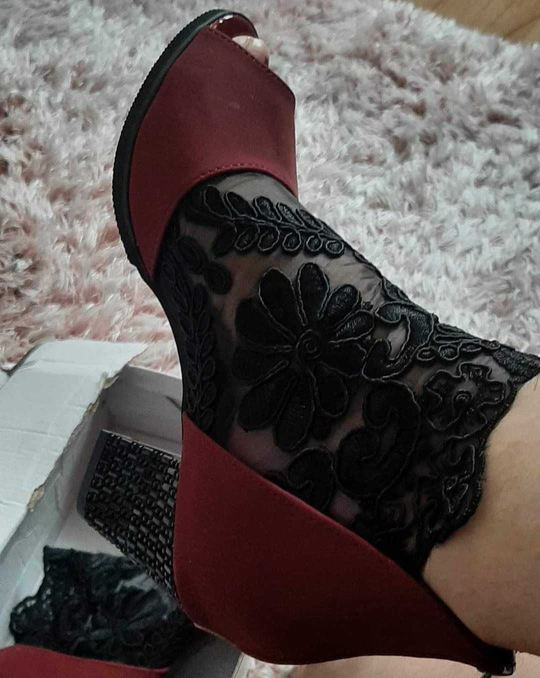 Buty damskie, bordo z  czarna koronką