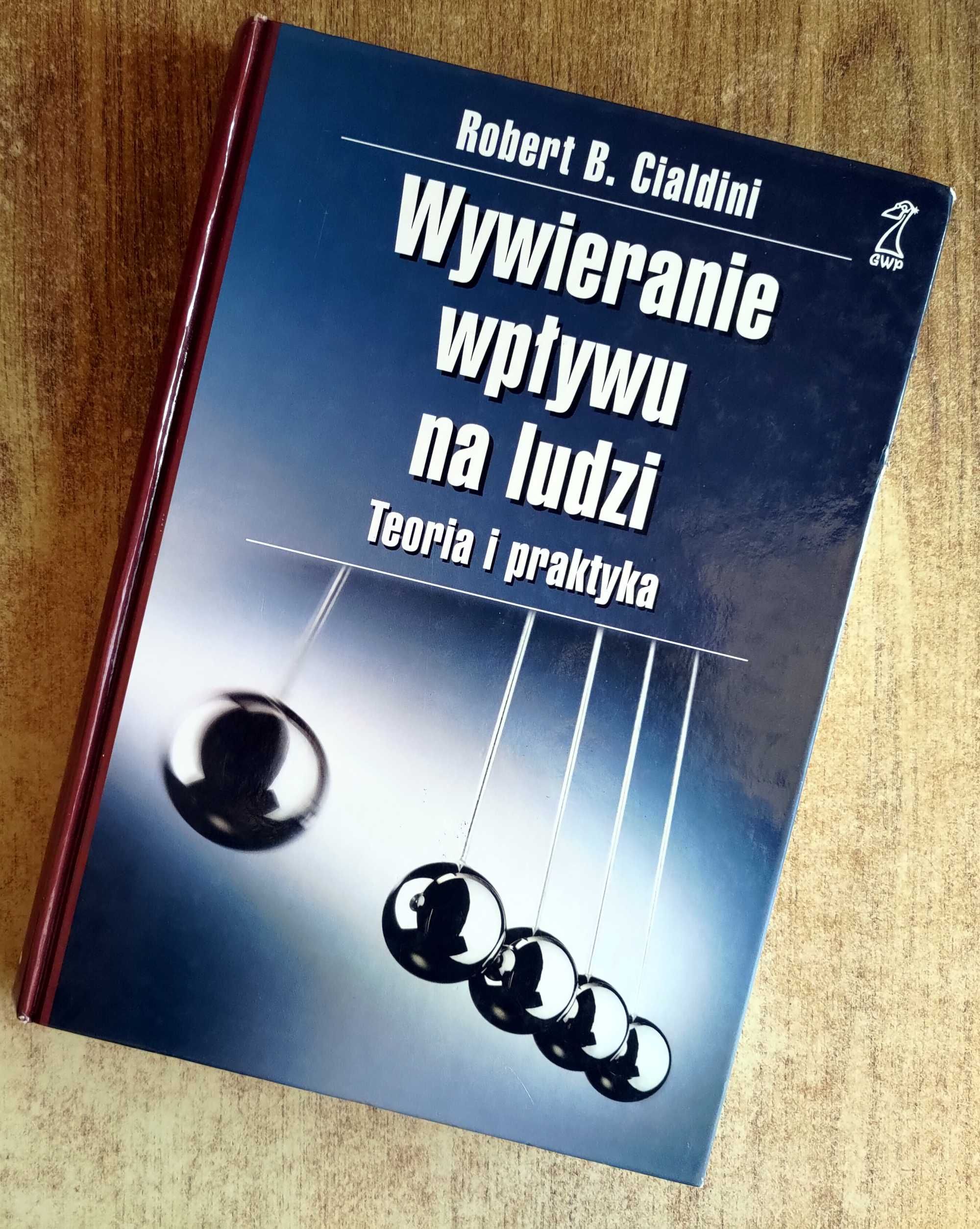 Wywieranie wpływu na ludzi. Teoria i praktyka Twarda oprawa - Cialdini