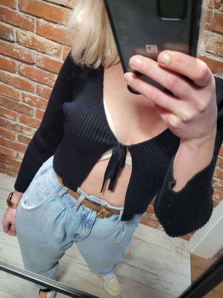 Czarny prążkowany sweter crop top Shein