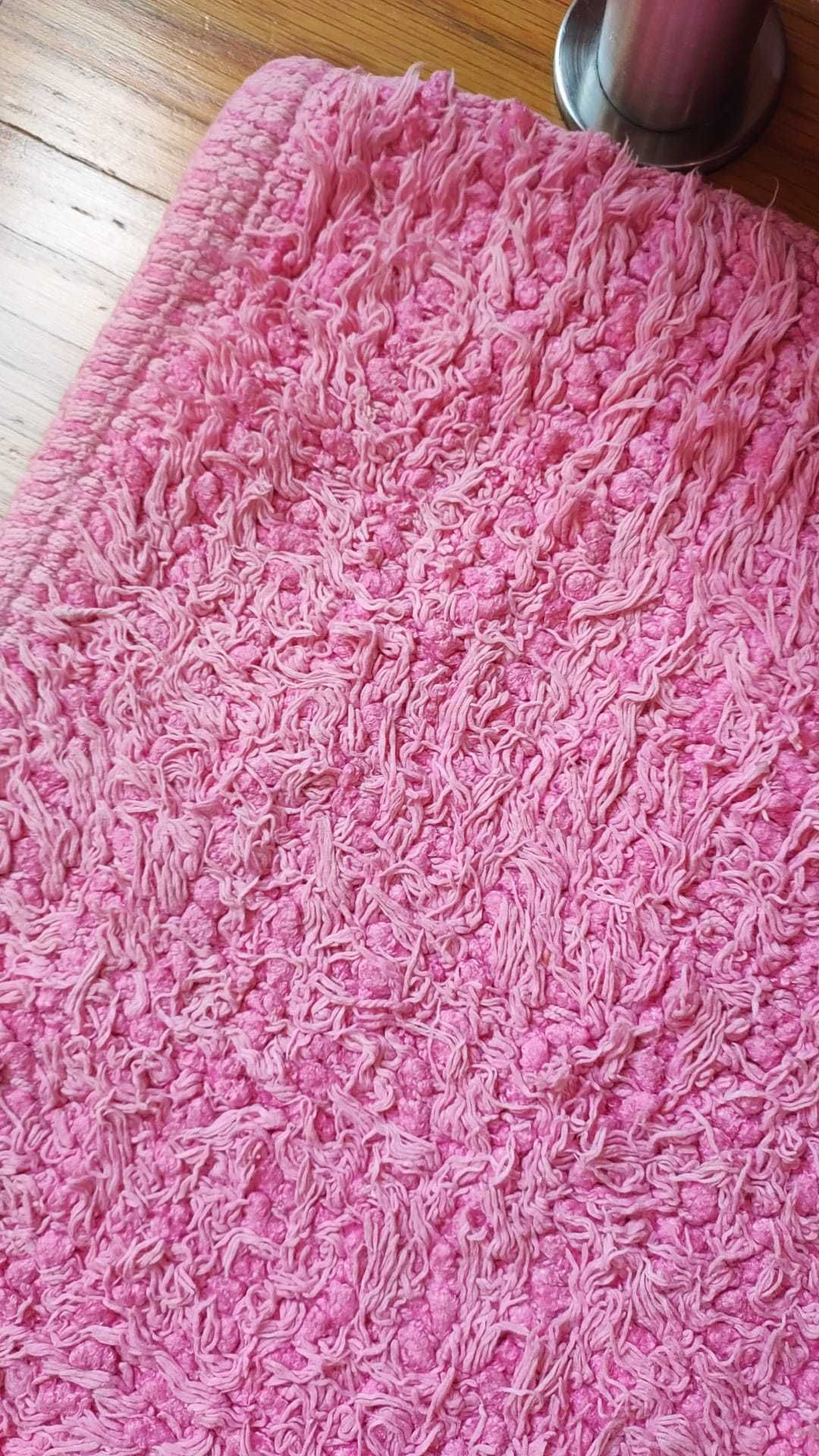 Vendo tapete em tons de rosa suave