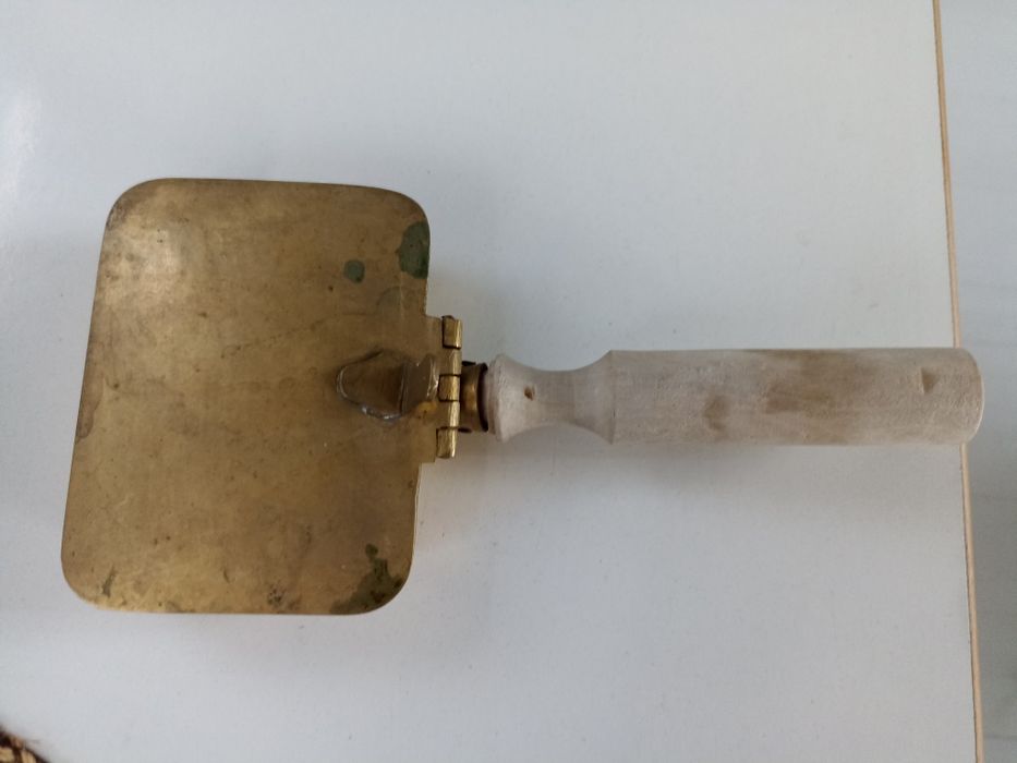 Popielniczka mosiężna z drewnianą rączką - antyk