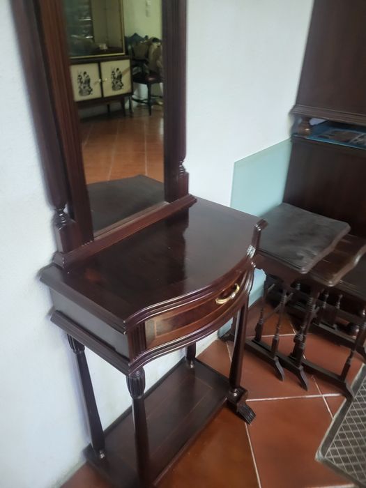 Mesinha de entrada com espelho