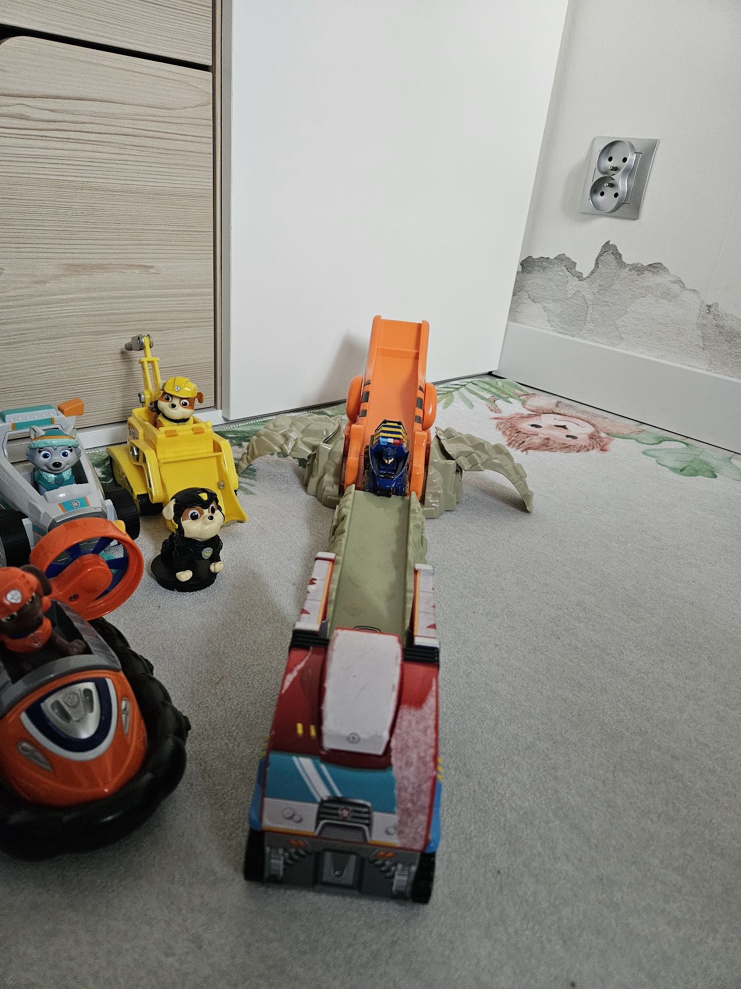 Mega zestaw pojazdów Psi Patrol Spin Master i tor T-Rex