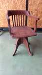 Cadeira antiga rotativa para restauro