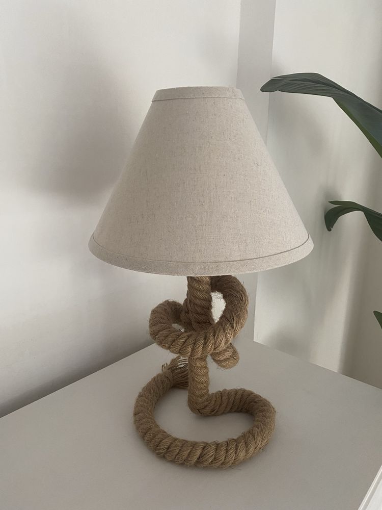 Candeeiro de mesa LED em linho