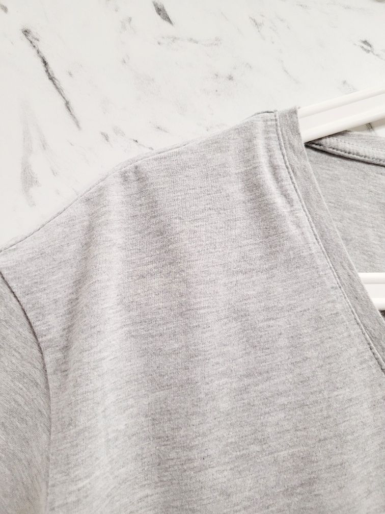 T-shirt basic krótki rękaw z haftem dekolt V