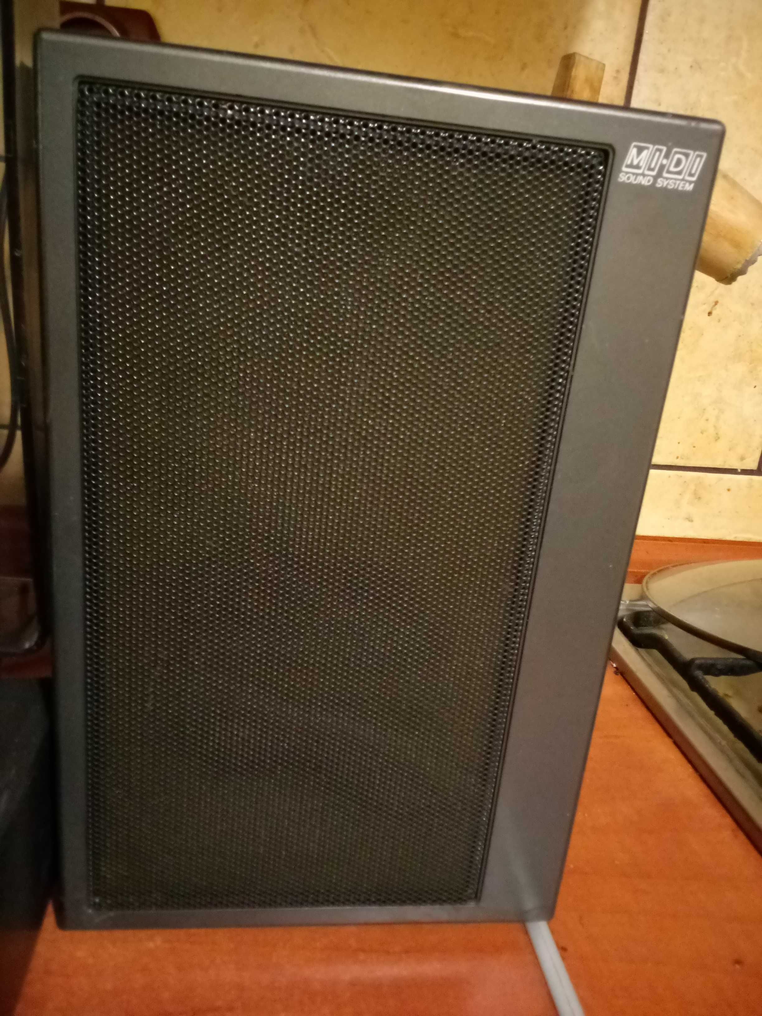 Gramofon ze wzmacniaczem i kolumnami