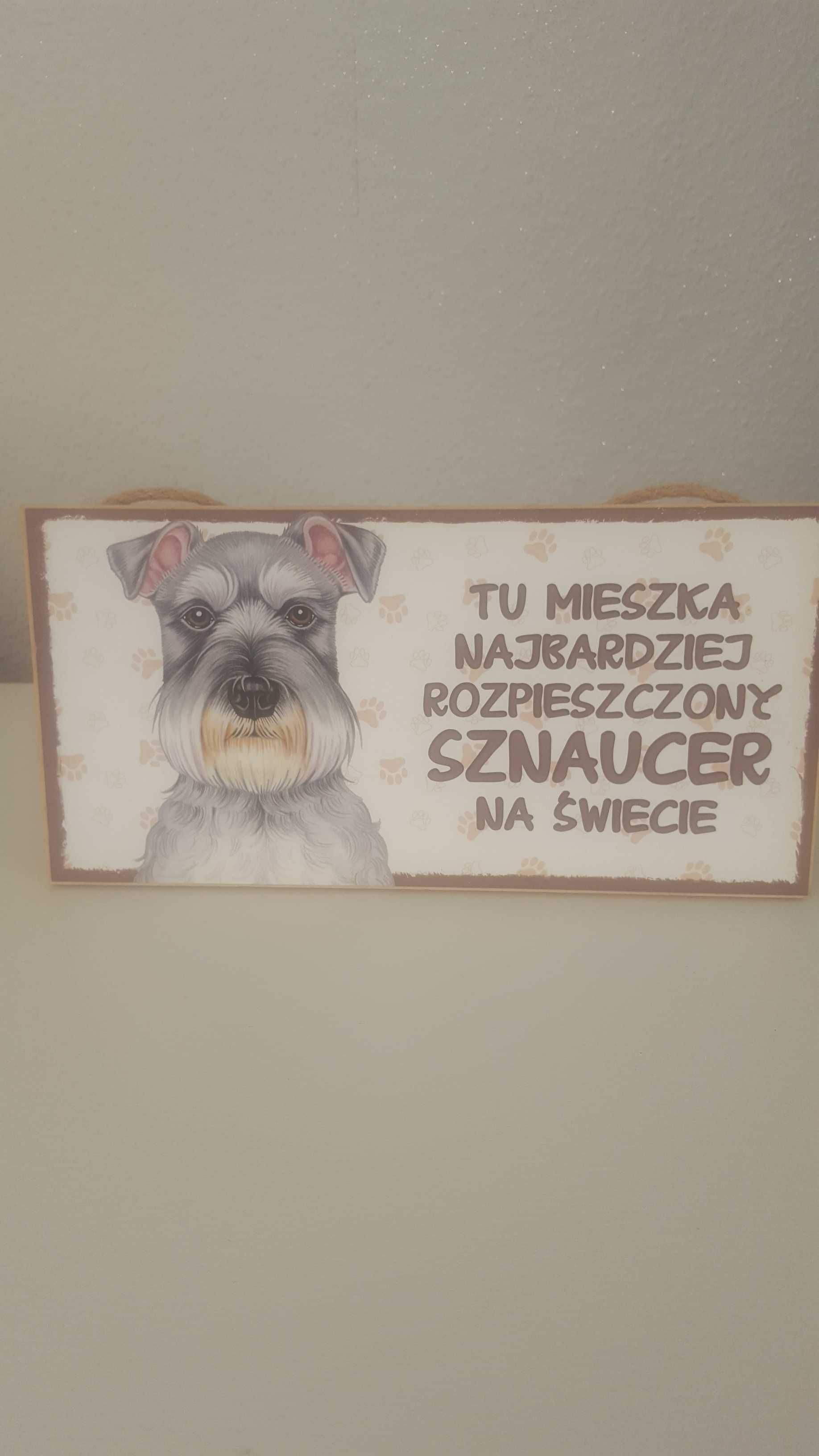 Tablica z napisem. Coś dla miłośników Sznaucera.