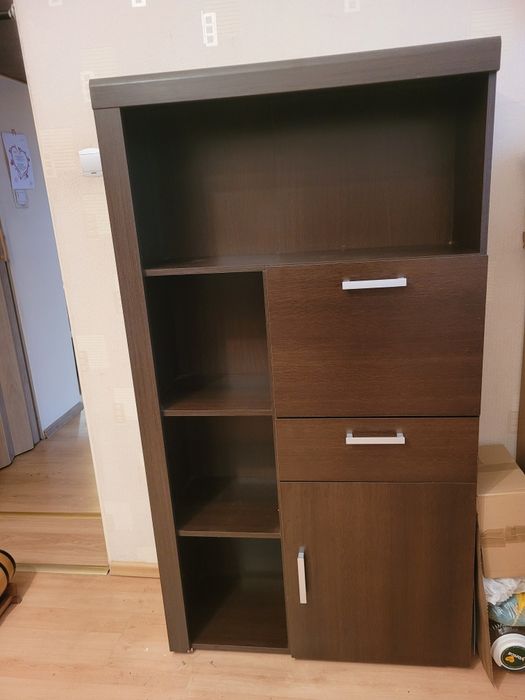 Regał w ciemnym kolorze