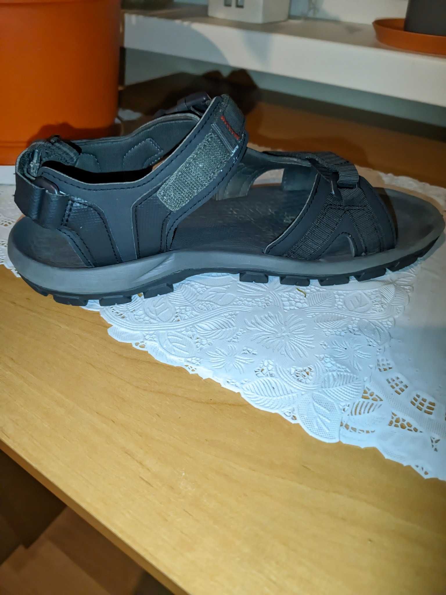 Sandały unisex Decathlon noszone chwilę