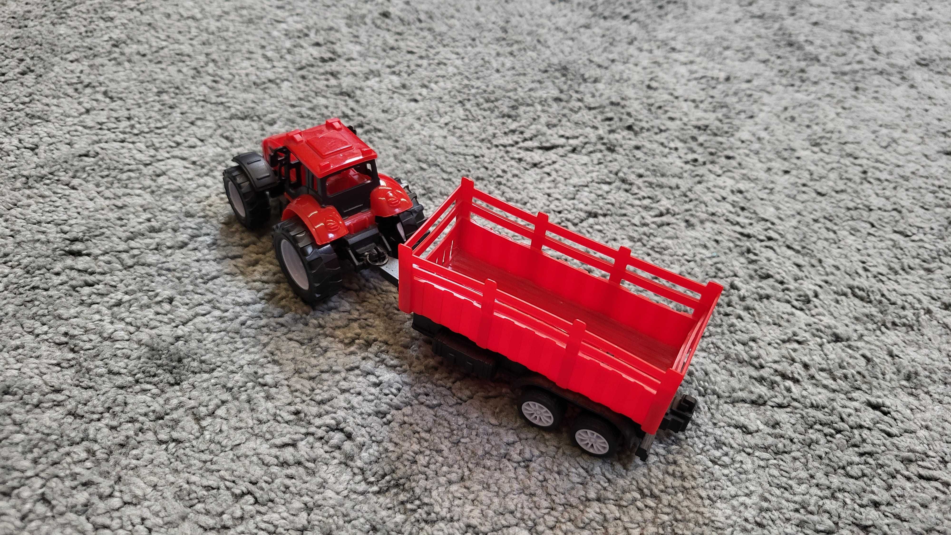 Czerwony traktor z przyczepą