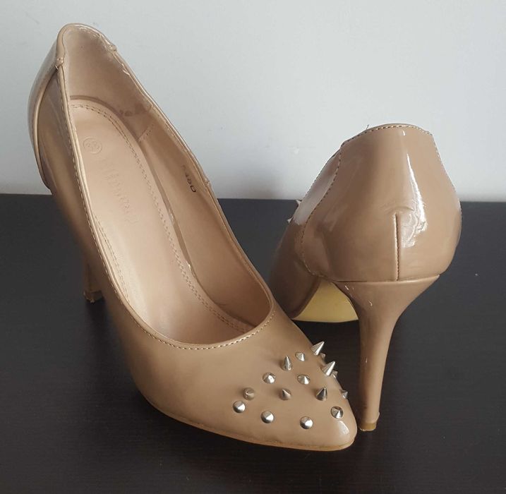 Czółenka nude lakierowane z ćwiekami 38