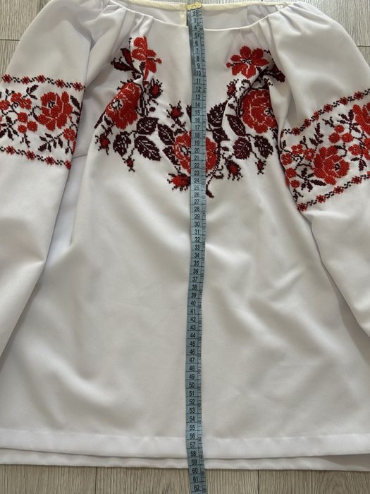 Вишиванка жіноча ручної роботи вишита бісером. Розмір S-M.