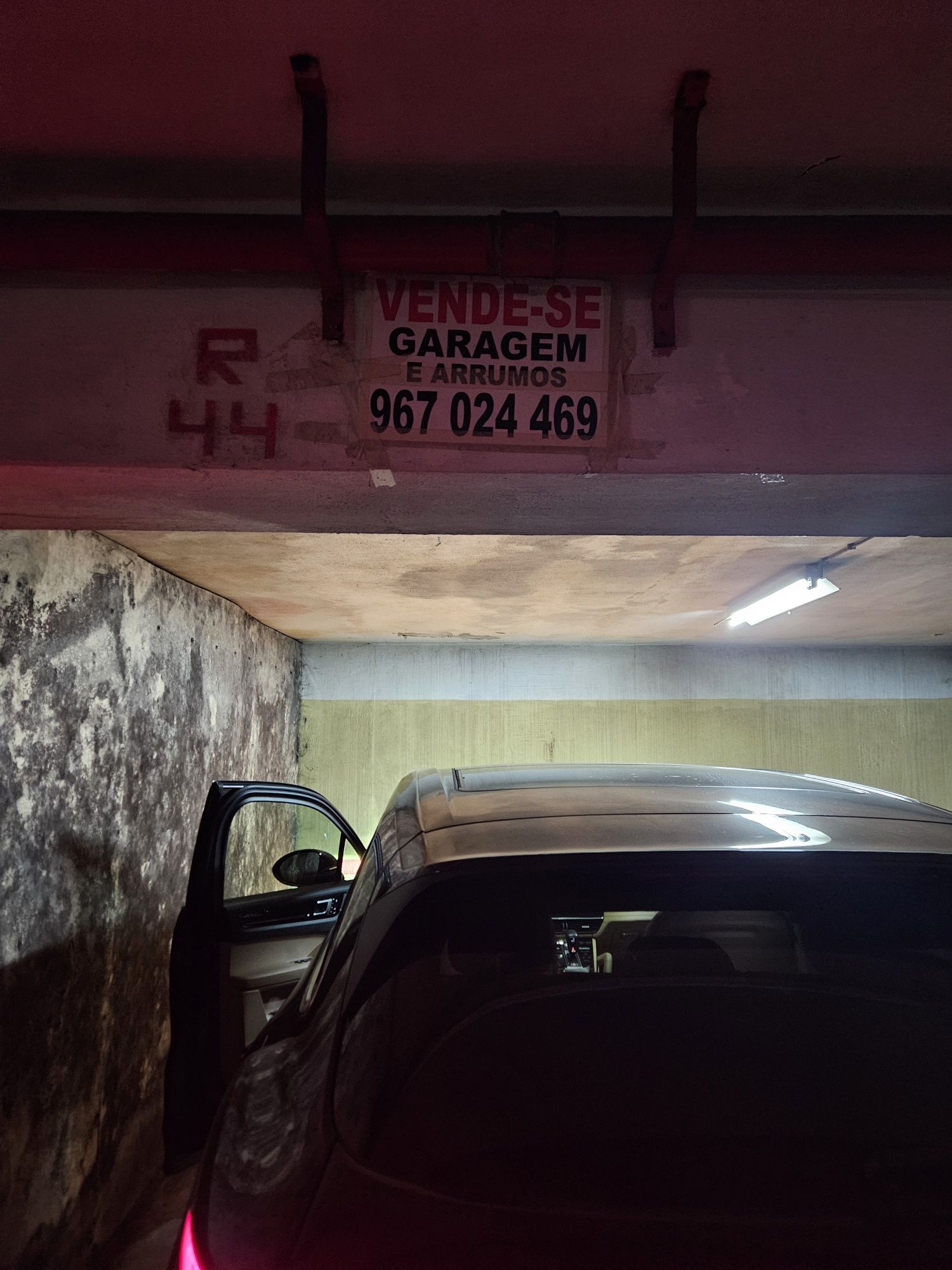 Lugar de garagem grande com arrumo