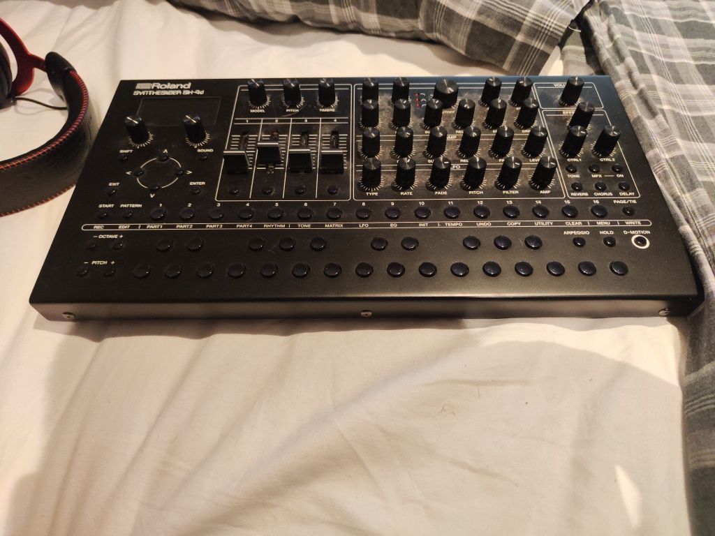 Synth roland sh 4d