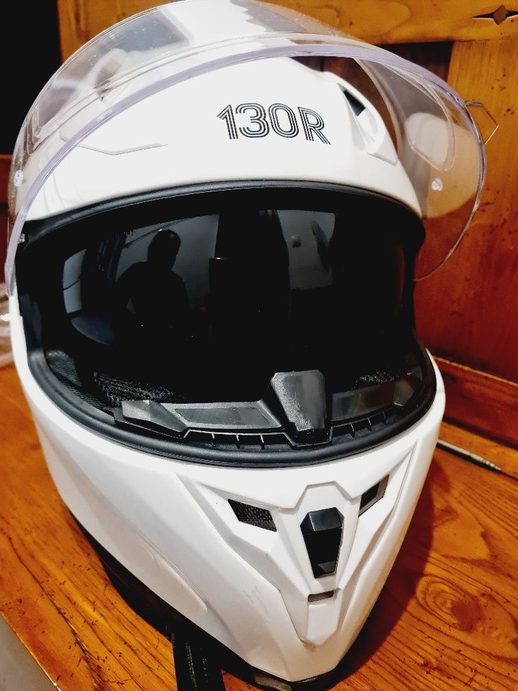 Capacete branco.