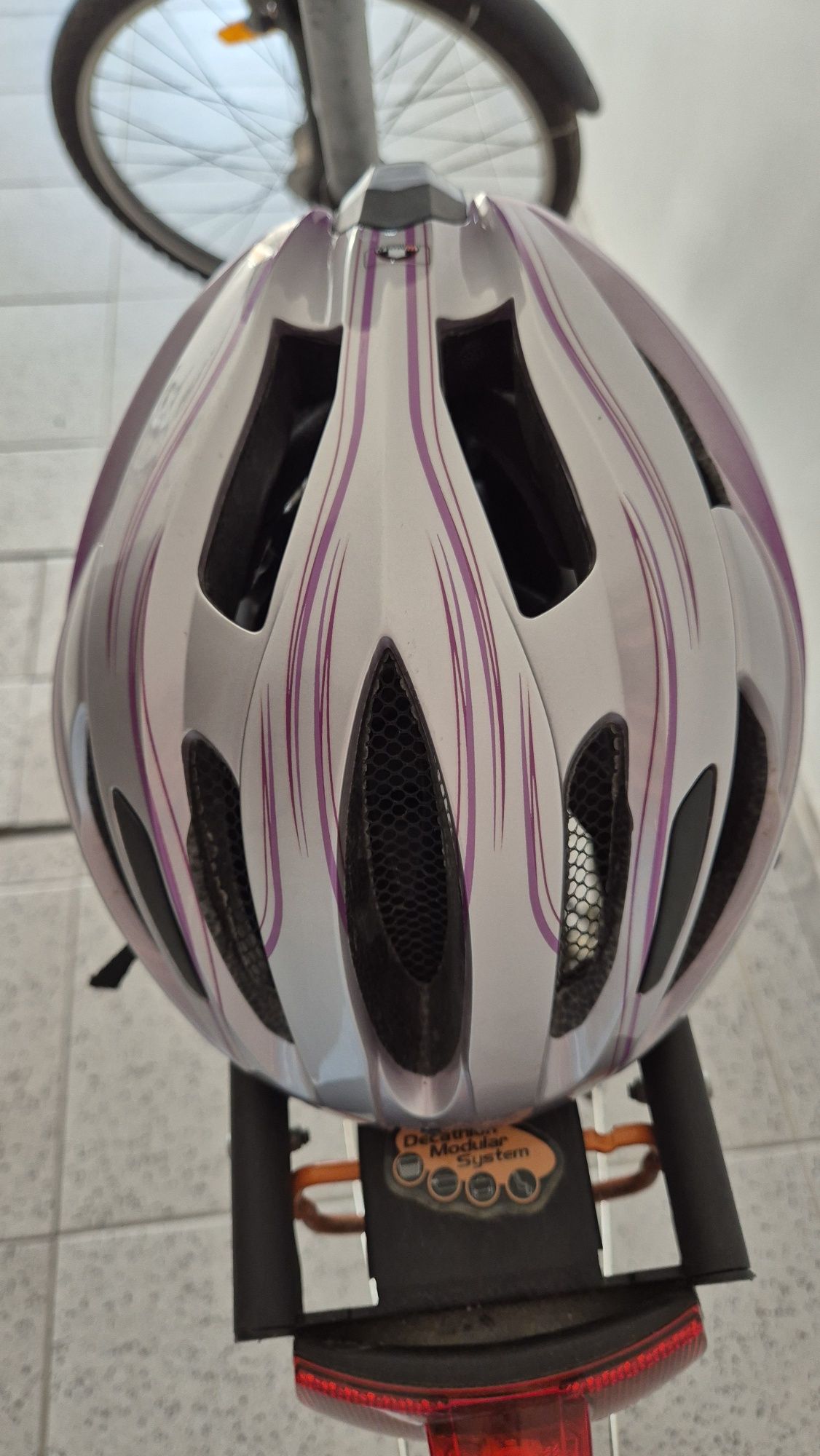 Bicicleta Btwin com cesto e oferta do capacete e bidom