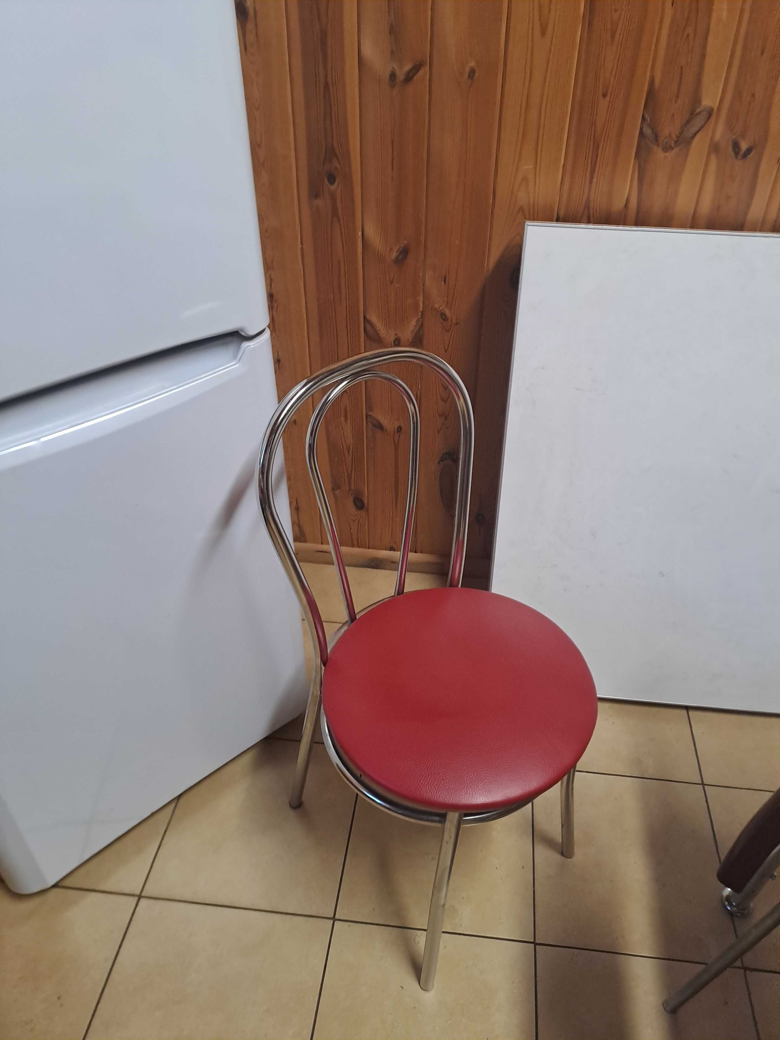 Meble kuchenne z Agd, stół i krzesła.