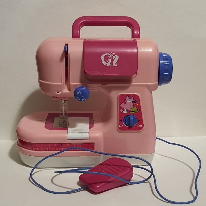 Детская игрушечная электрическая швейная машинка на батарейках педаль